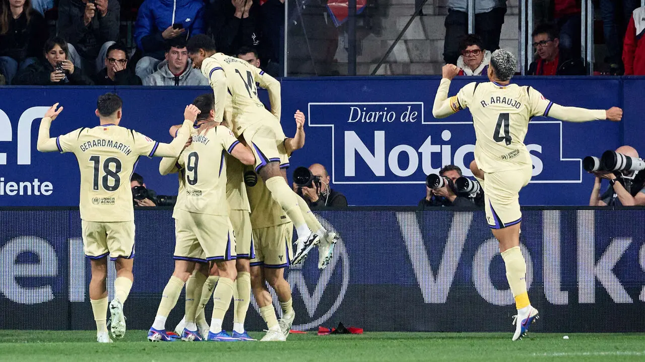 Los jugadores del FC Barcelona celebran el gol de Ferran Torres (0-2) durante el partido de La Liga EA Sports entre CA Osasuna y FC Barcelona disputado en el estadio de El Sadar en Pamplona. I&Ntilde;IGO ALZUGARAY