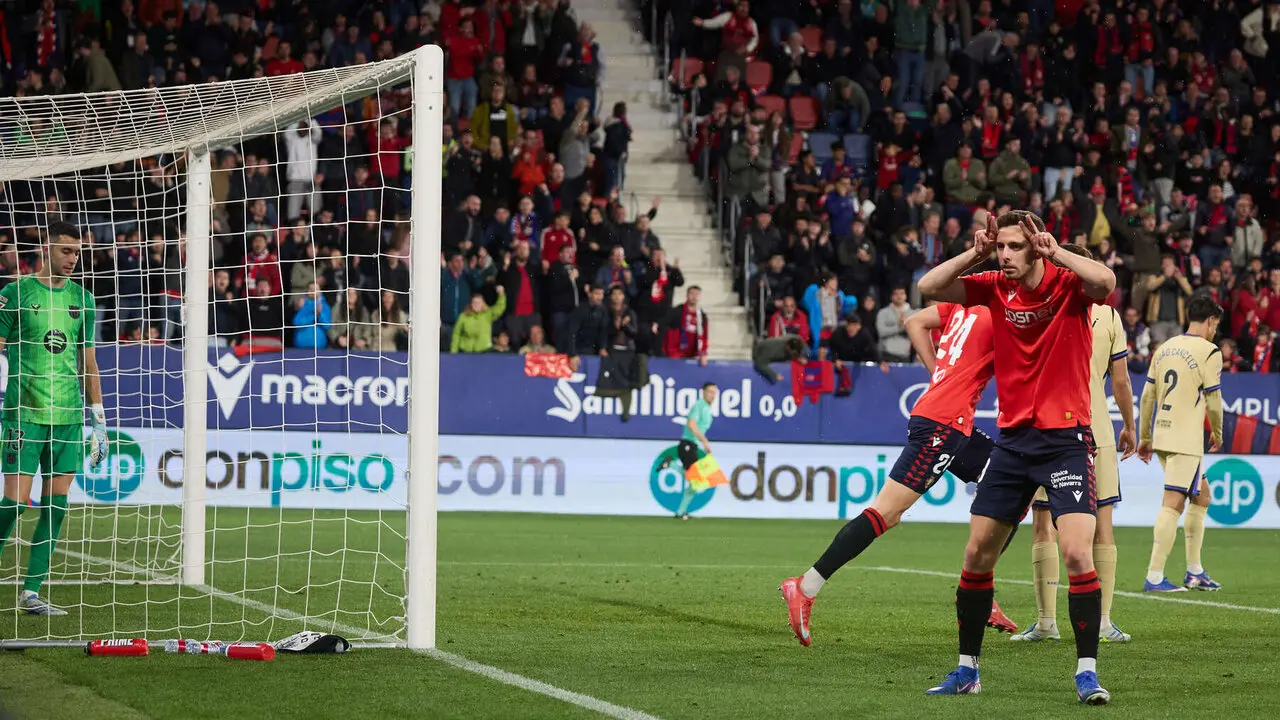 Los jugadores de Osasuna celebran el gol de Ra&uacute;l Garc&iacute;a (1-2) durante el partido de La Liga EA Sports entre CA Osasuna y FC Barcelona disputado en el estadio de El Sadar en Pamplona. I&Ntilde;IGO ALZUGARAY