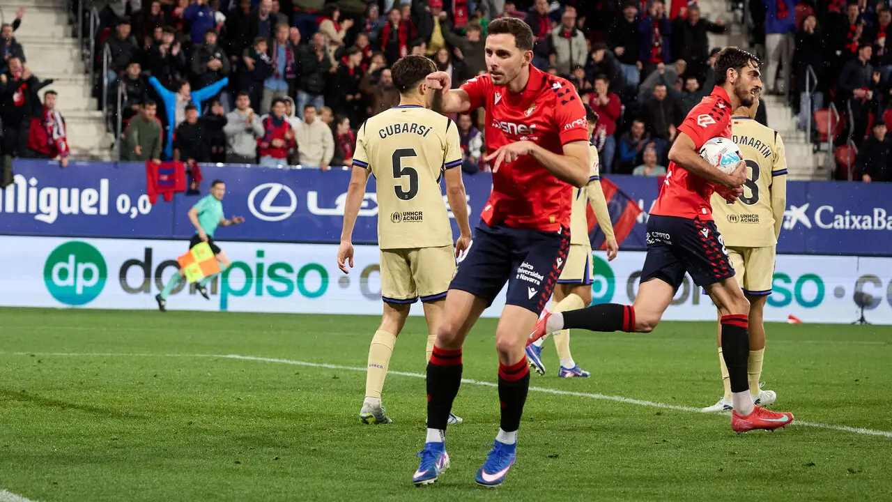 Los jugadores de Osasuna celebran el gol de Ra&uacute;l Garc&iacute;a (1-2) durante el partido de La Liga EA Sports entre CA Osasuna y FC Barcelona disputado en el estadio de El Sadar en Pamplona. I&Ntilde;IGO ALZUGARAY