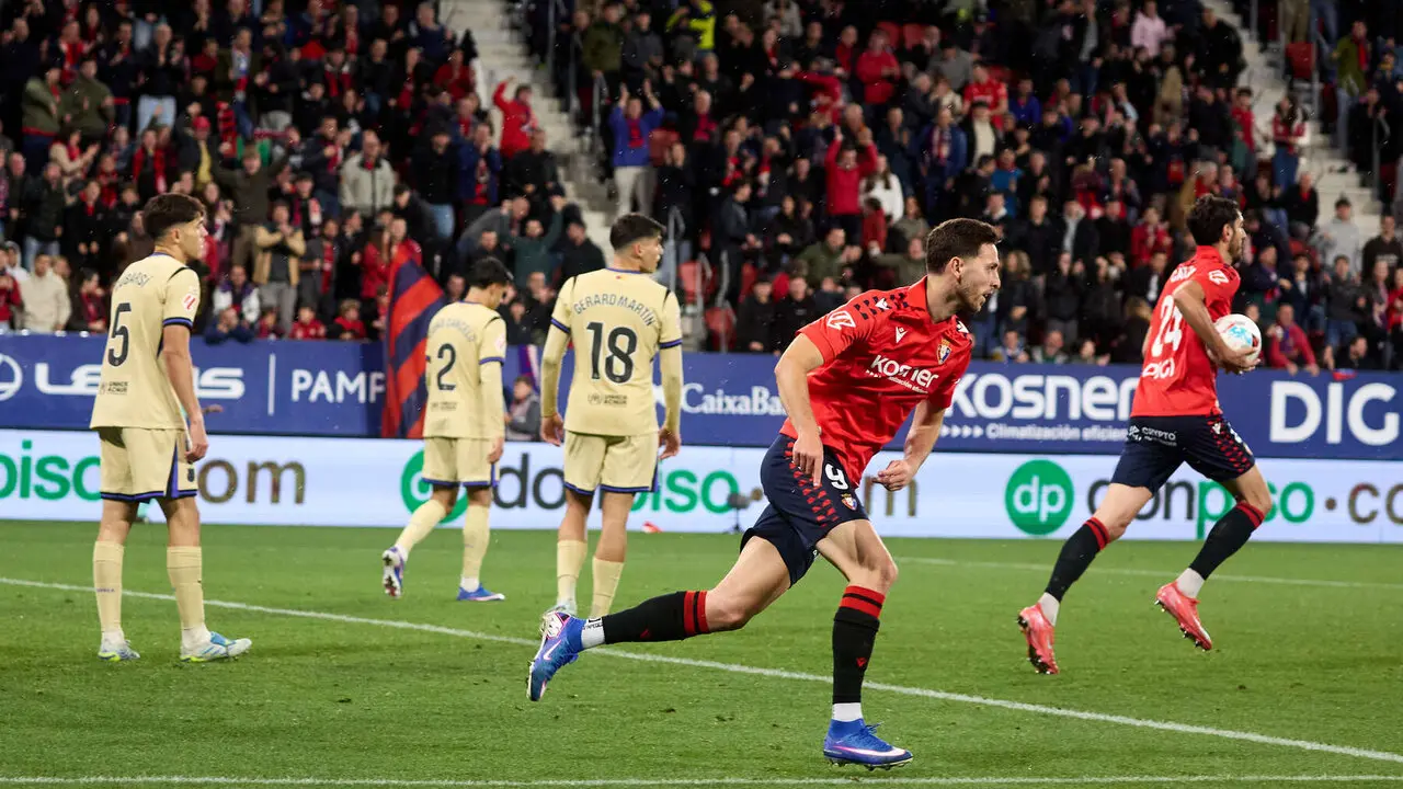 Los jugadores de Osasuna celebran el gol de Ra&uacute;l Garc&iacute;a (1-2) durante el partido de La Liga EA Sports entre CA Osasuna y FC Barcelona disputado en el estadio de El Sadar en Pamplona. I&Ntilde;IGO ALZUGARAY