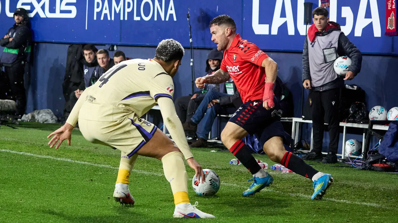 Ronald Araujo (4. FC Barcelona) y Javi Gal&aacute;n (20. CA Osasuna) durante el partido de La Liga EA Sports entre CA Osasuna y FC Barcelona disputado en el estadio de El Sadar en Pamplona. I&Ntilde;IGO ALZUGARAY