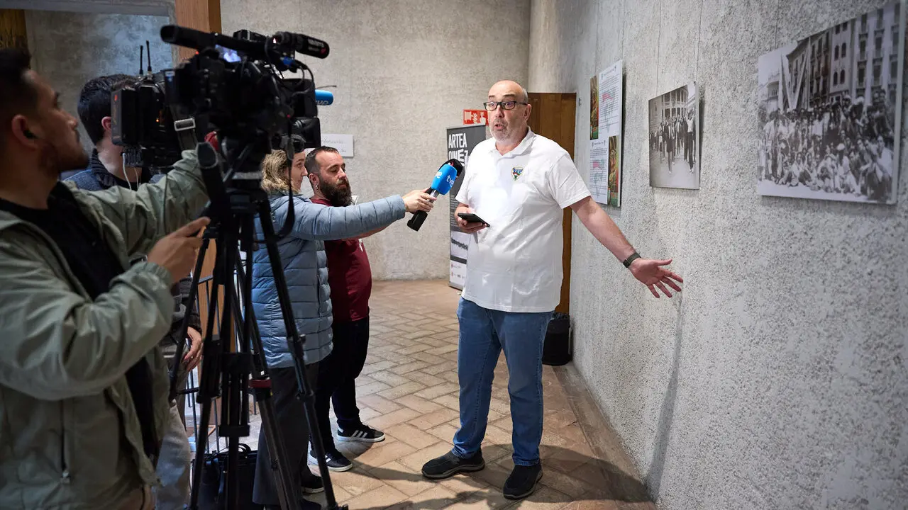 Exposici&oacute;n fotogr&aacute;fica de la Pe&ntilde;a Irrintzi en el Palacio Condestable de Pamplona con motivo de su 75 aniversario. I&Ntilde;IGO ALZUGARAY