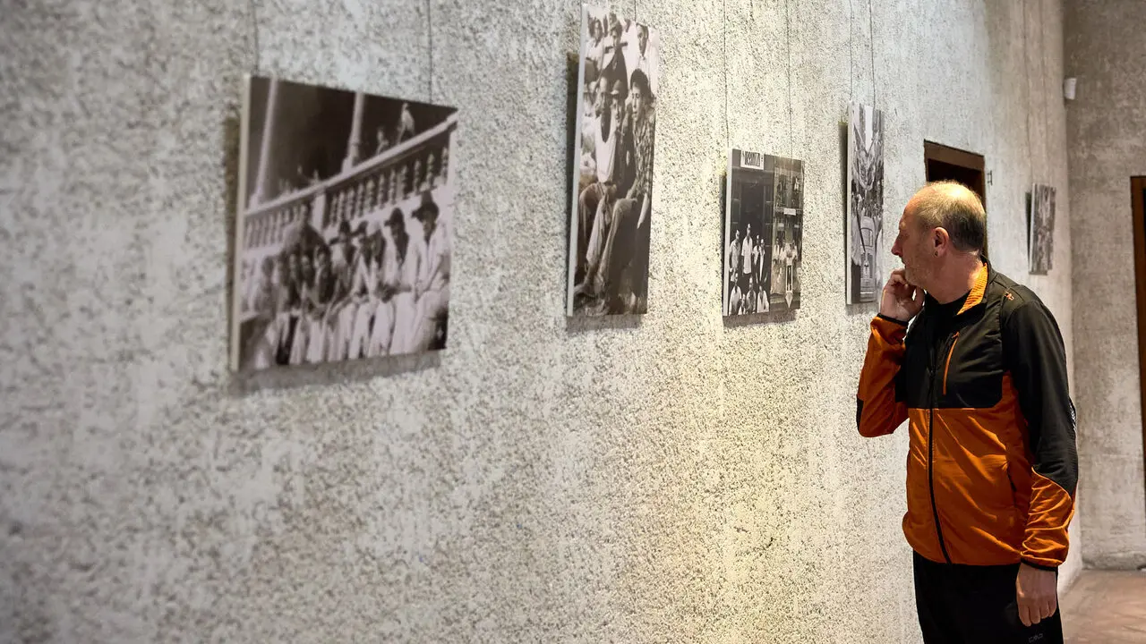 Exposici&oacute;n fotogr&aacute;fica de la Pe&ntilde;a Irrintzi en el Palacio Condestable de Pamplona con motivo de su 75 aniversario. I&Ntilde;IGO ALZUGARAY