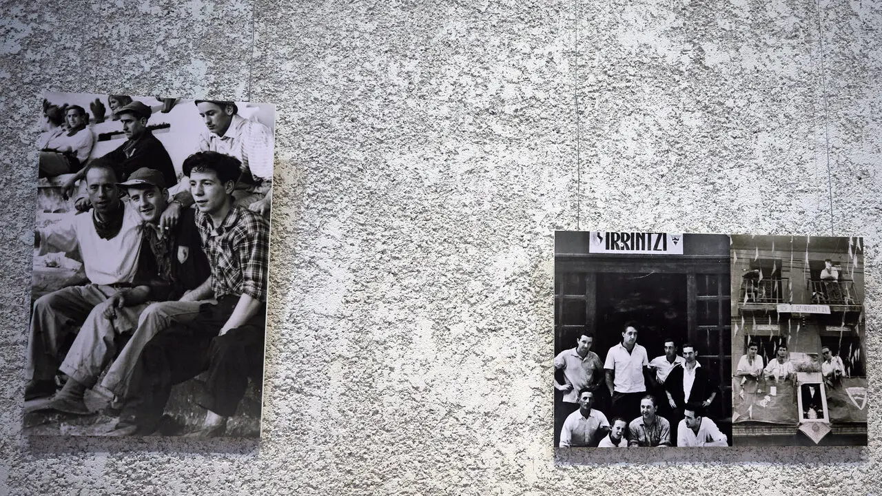Exposici&oacute;n fotogr&aacute;fica de la Pe&ntilde;a Irrintzi en el Palacio Condestable de Pamplona con motivo de su 75 aniversario. I&Ntilde;IGO ALZUGARAY