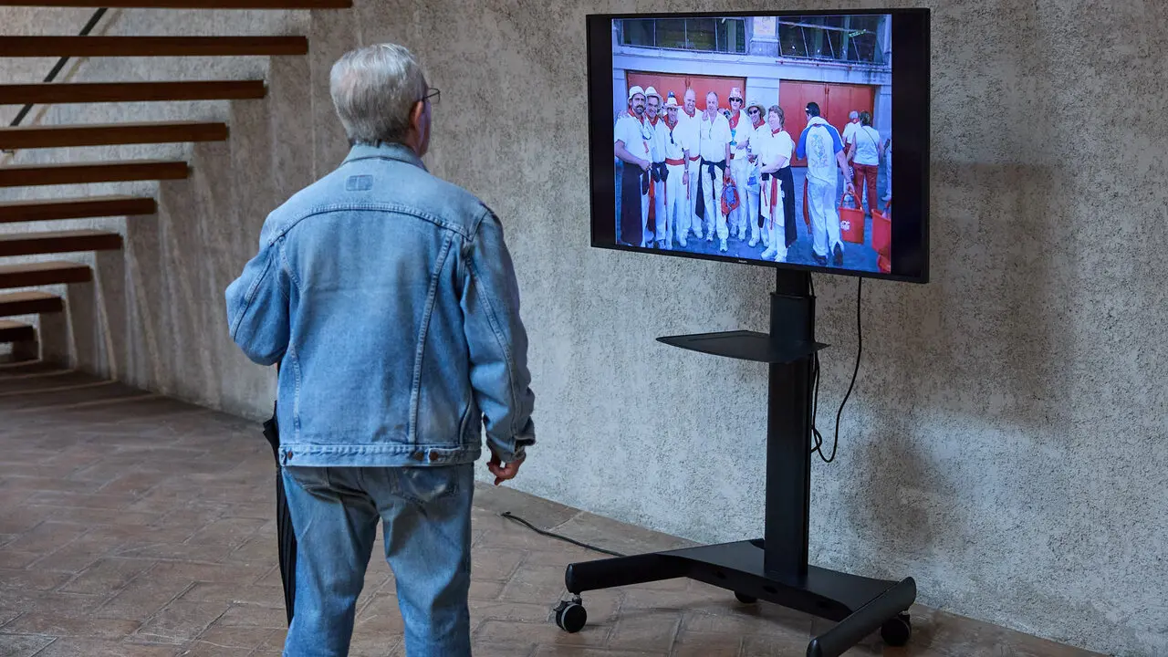 Exposici&oacute;n fotogr&aacute;fica de la Pe&ntilde;a Irrintzi en el Palacio Condestable de Pamplona con motivo de su 75 aniversario. I&Ntilde;IGO ALZUGARAY