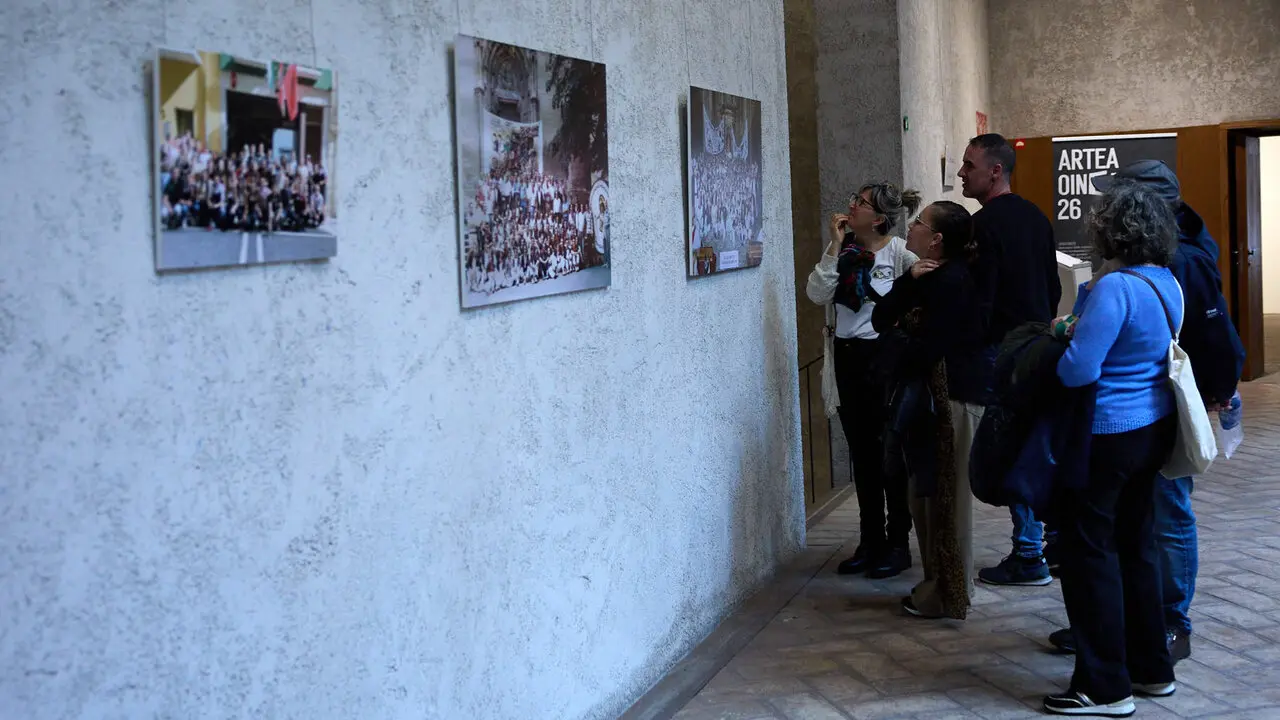 Exposici&oacute;n fotogr&aacute;fica de la Pe&ntilde;a Irrintzi en el Palacio Condestable de Pamplona con motivo de su 75 aniversario. I&Ntilde;IGO ALZUGARAY