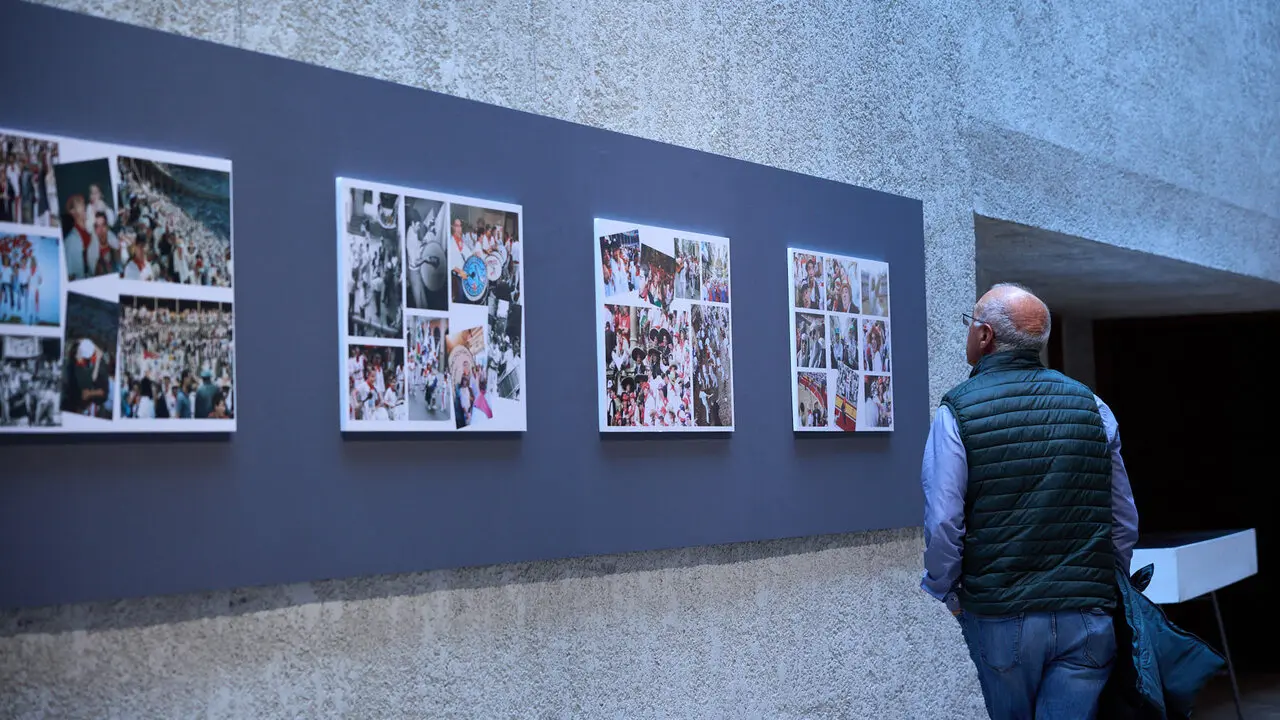 Exposici&oacute;n fotogr&aacute;fica de la Pe&ntilde;a Irrintzi en el Palacio Condestable de Pamplona con motivo de su 75 aniversario. I&Ntilde;IGO ALZUGARAY