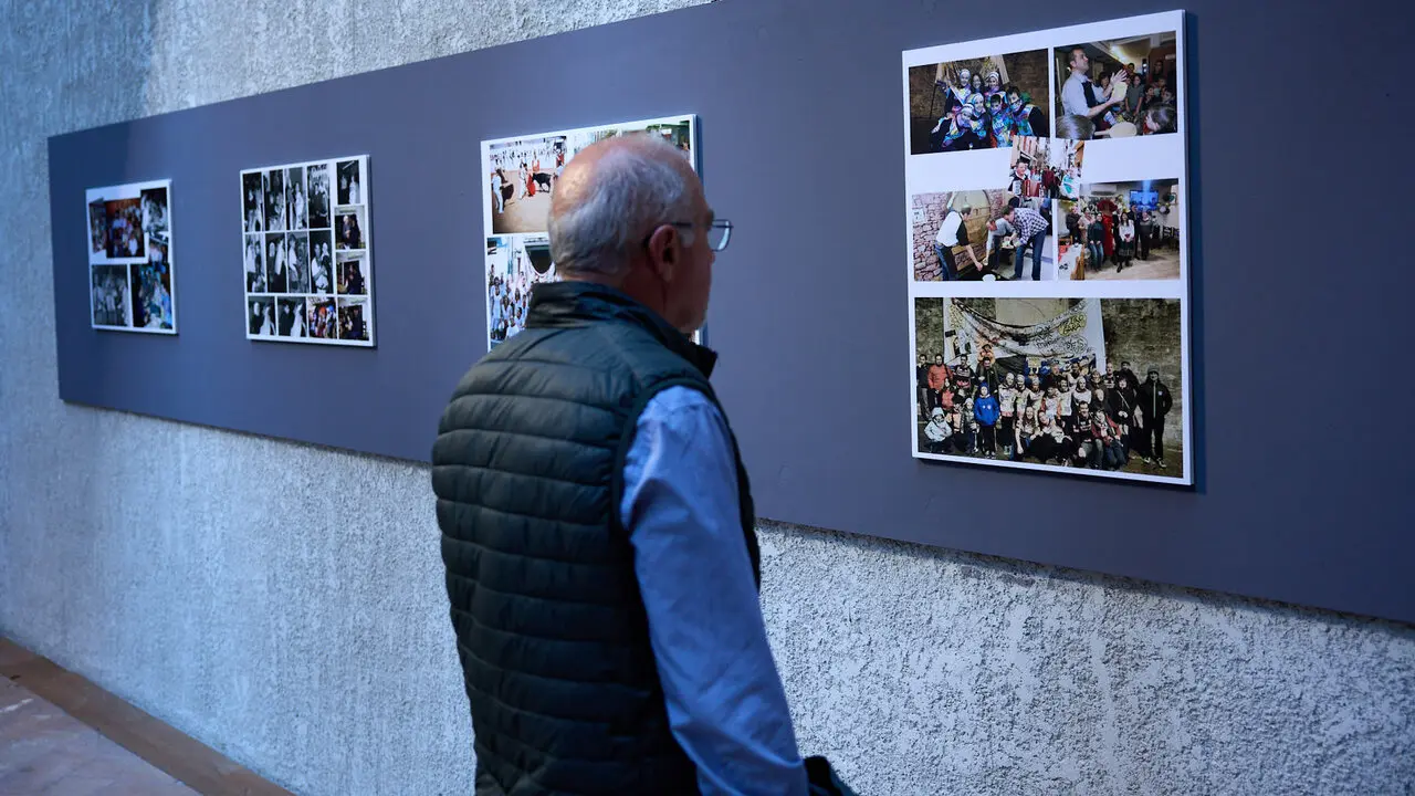 Exposici&oacute;n fotogr&aacute;fica de la Pe&ntilde;a Irrintzi en el Palacio Condestable de Pamplona con motivo de su 75 aniversario. I&Ntilde;IGO ALZUGARAY