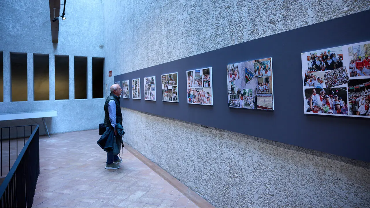 Exposici&oacute;n fotogr&aacute;fica de la Pe&ntilde;a Irrintzi en el Palacio Condestable de Pamplona con motivo de su 75 aniversario. I&Ntilde;IGO ALZUGARAY