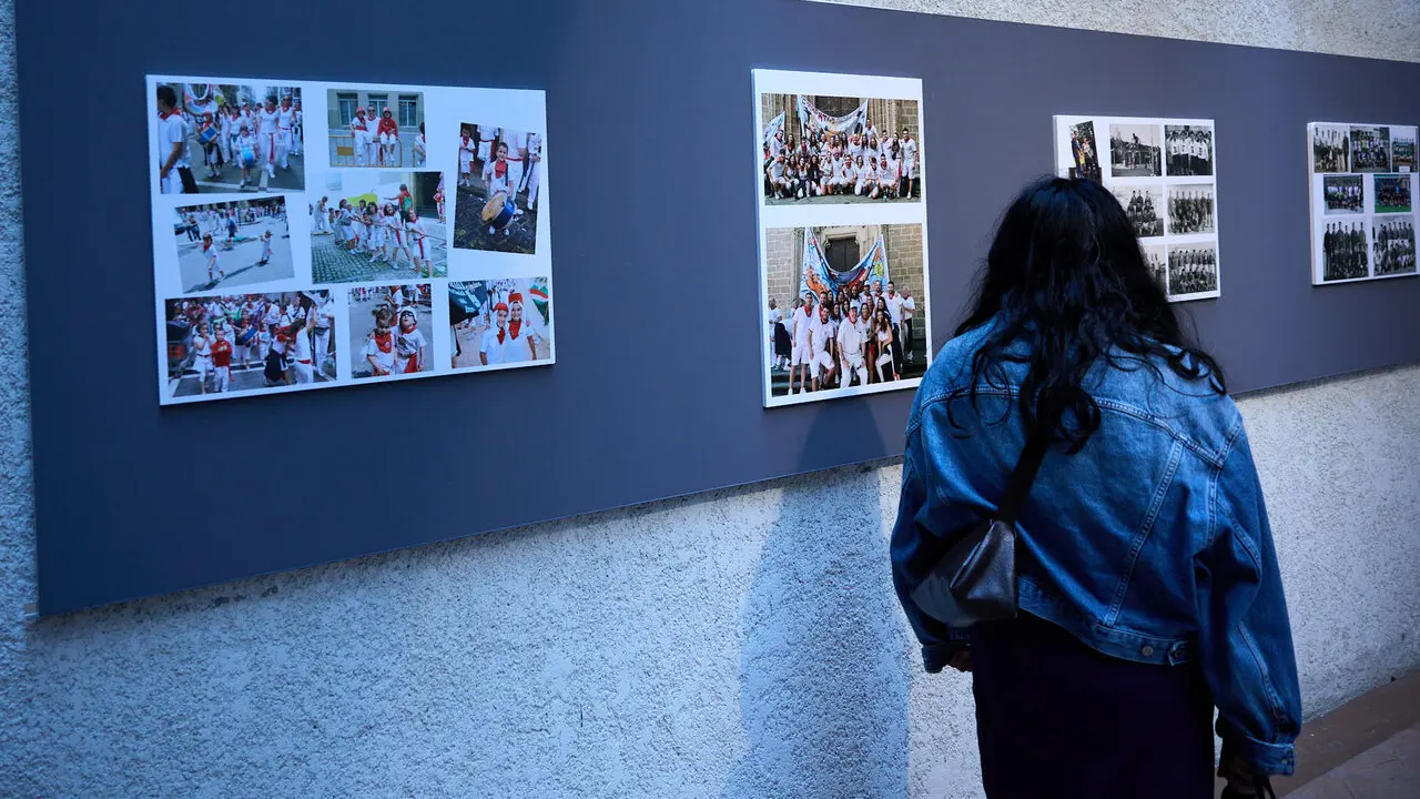Exposici&oacute;n fotogr&aacute;fica de la Pe&ntilde;a Irrintzi en el Palacio Condestable de Pamplona con motivo de su 75 aniversario. I&Ntilde;IGO ALZUGARAY
