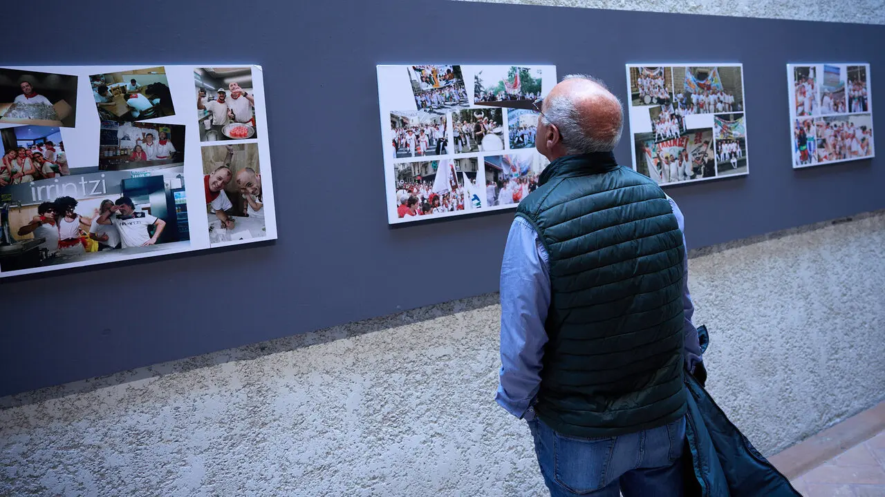 Exposici&oacute;n fotogr&aacute;fica de la Pe&ntilde;a Irrintzi en el Palacio Condestable de Pamplona con motivo de su 75 aniversario. I&Ntilde;IGO ALZUGARAY