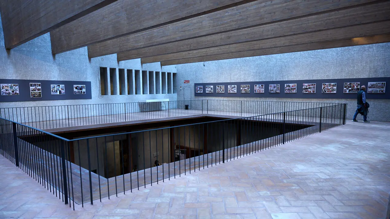 Exposici&oacute;n fotogr&aacute;fica de la Pe&ntilde;a Irrintzi en el Palacio Condestable de Pamplona con motivo de su 75 aniversario. I&Ntilde;IGO ALZUGARAY