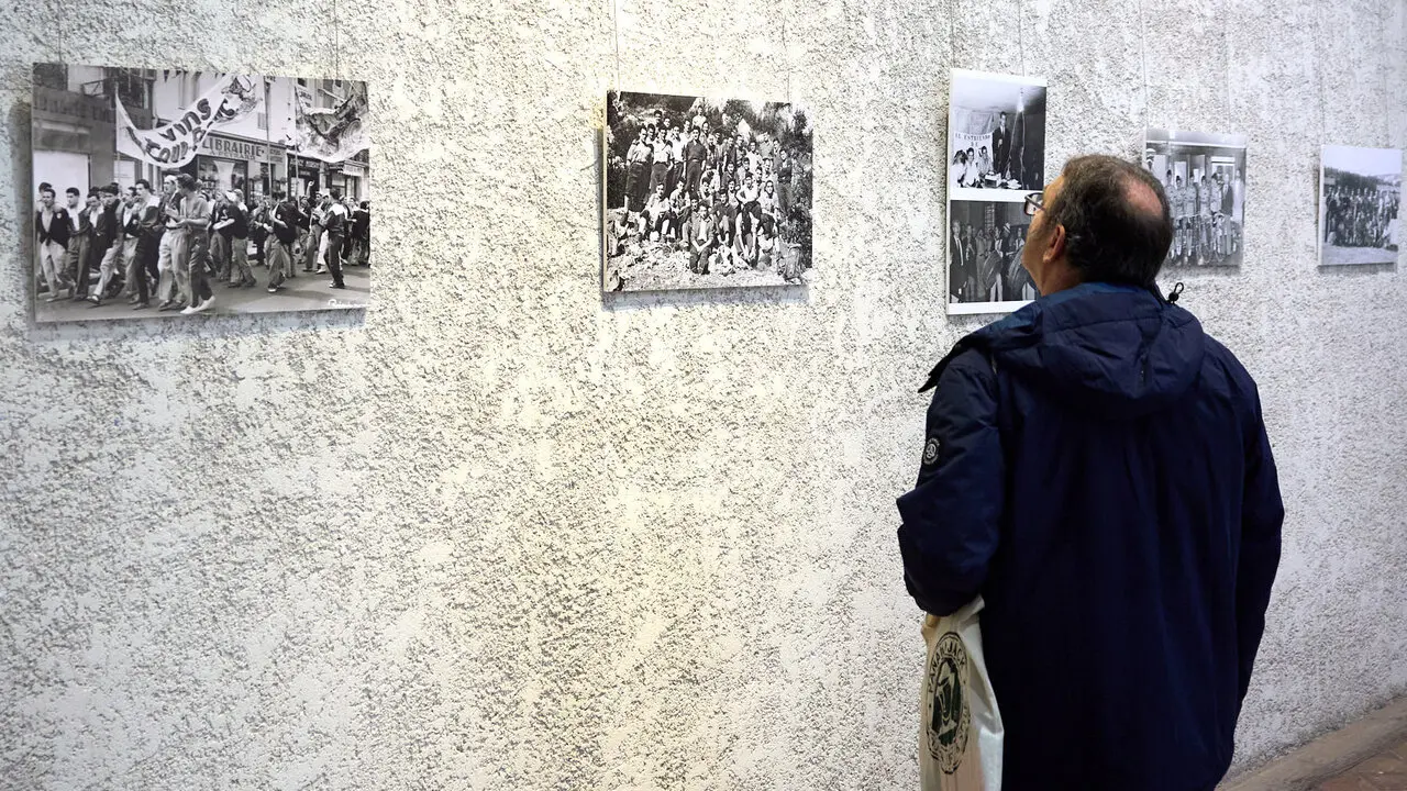 Exposici&oacute;n fotogr&aacute;fica de la Pe&ntilde;a Irrintzi en el Palacio Condestable de Pamplona con motivo de su 75 aniversario. I&Ntilde;IGO ALZUGARAY