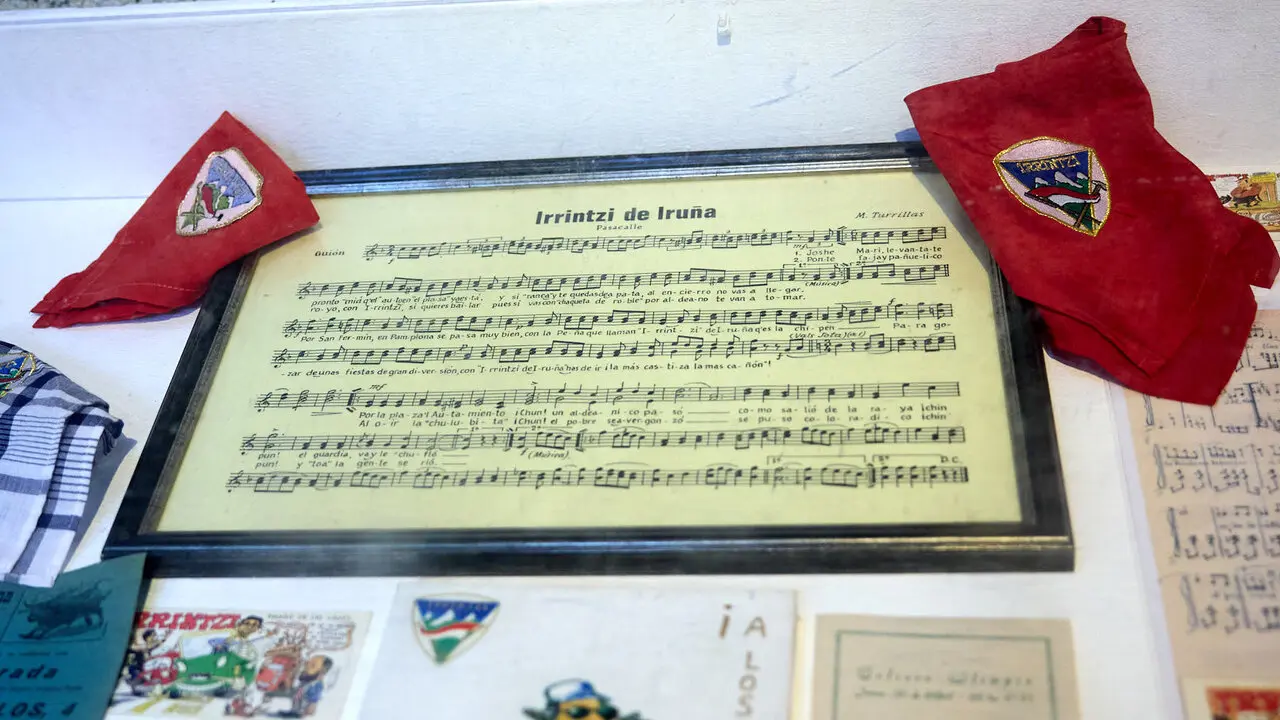 Exposici&oacute;n fotogr&aacute;fica de la Pe&ntilde;a Irrintzi en el Palacio Condestable de Pamplona con motivo de su 75 aniversario. I&Ntilde;IGO ALZUGARAY