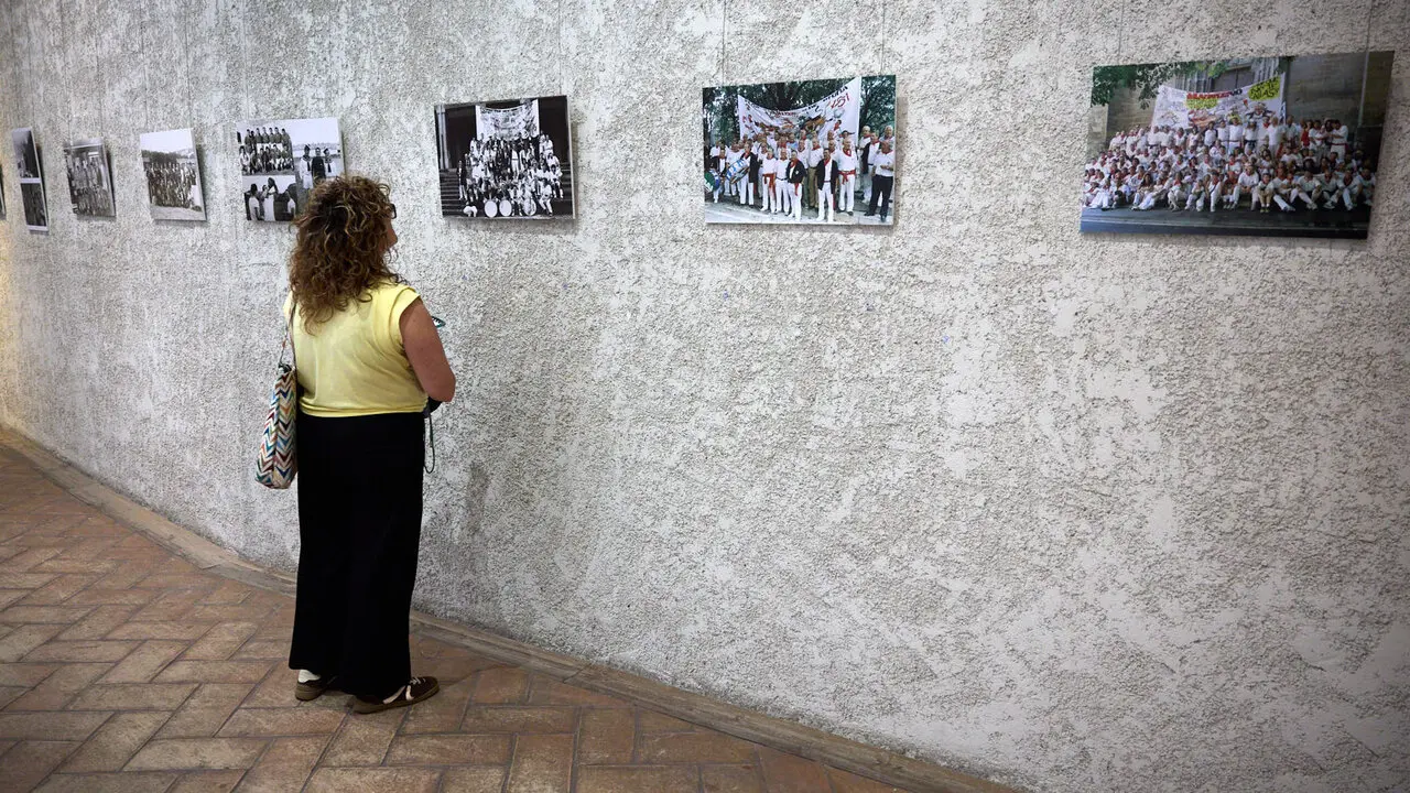 Exposici&oacute;n fotogr&aacute;fica de la Pe&ntilde;a Irrintzi en el Palacio Condestable de Pamplona con motivo de su 75 aniversario. I&Ntilde;IGO ALZUGARAY