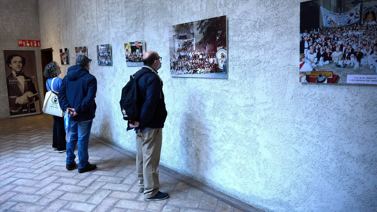 Exposici&oacute;n fotogr&aacute;fica de la Pe&ntilde;a Irrintzi en el Palacio Condestable de Pamplona con motivo de su 75 aniversario. I&Ntilde;IGO ALZUGARAY