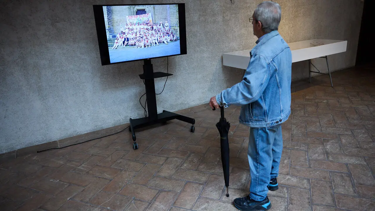 Exposici&oacute;n fotogr&aacute;fica de la Pe&ntilde;a Irrintzi en el Palacio Condestable de Pamplona con motivo de su 75 aniversario. I&Ntilde;IGO ALZUGARAY
