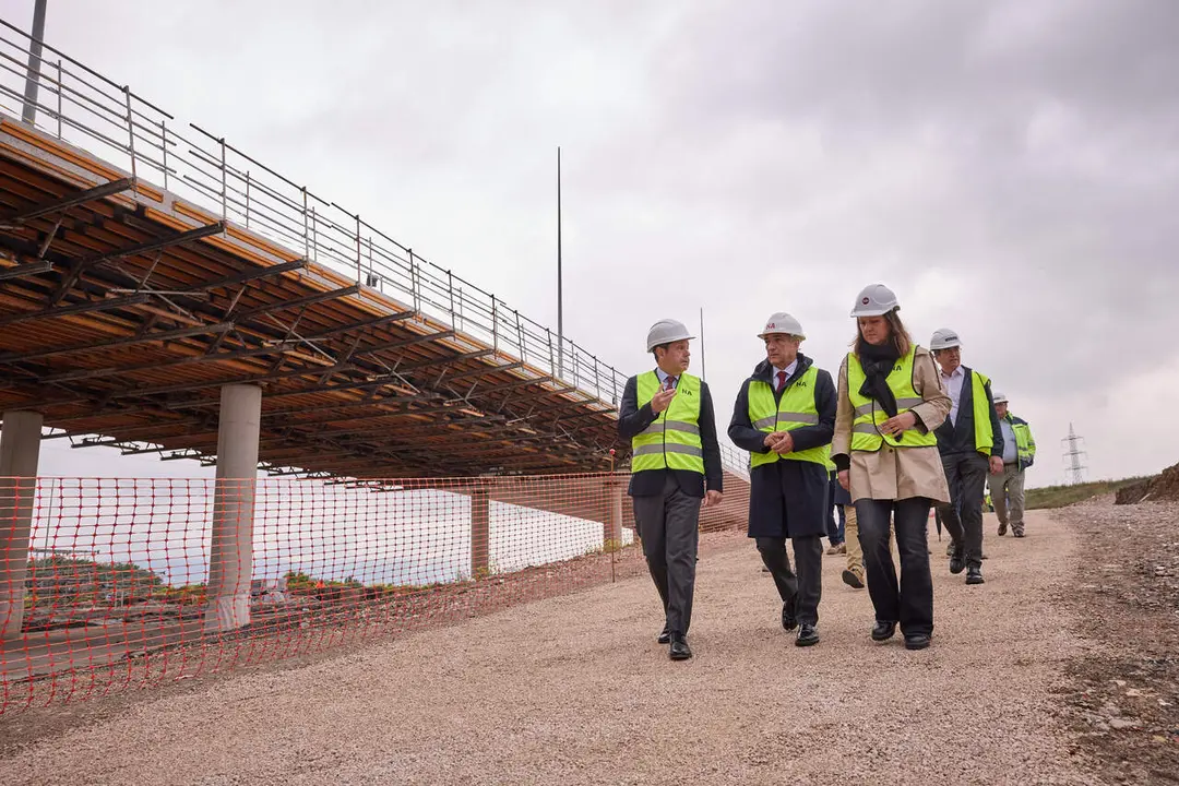 El consejero de Cohesi&oacute;n Territorial, &Oacute;scar Chivite, acompa&ntilde;ado del secretario de Estado de Transportes y Movilidad Sostenible, Jos&eacute; Antonio Santano y la directora general de Obras P&uacute;blicas e Infraestructuras, Mar&iacute;a Torres, han visitado hoy la marcha de las obras. GOBIERNO DE NAVARRA