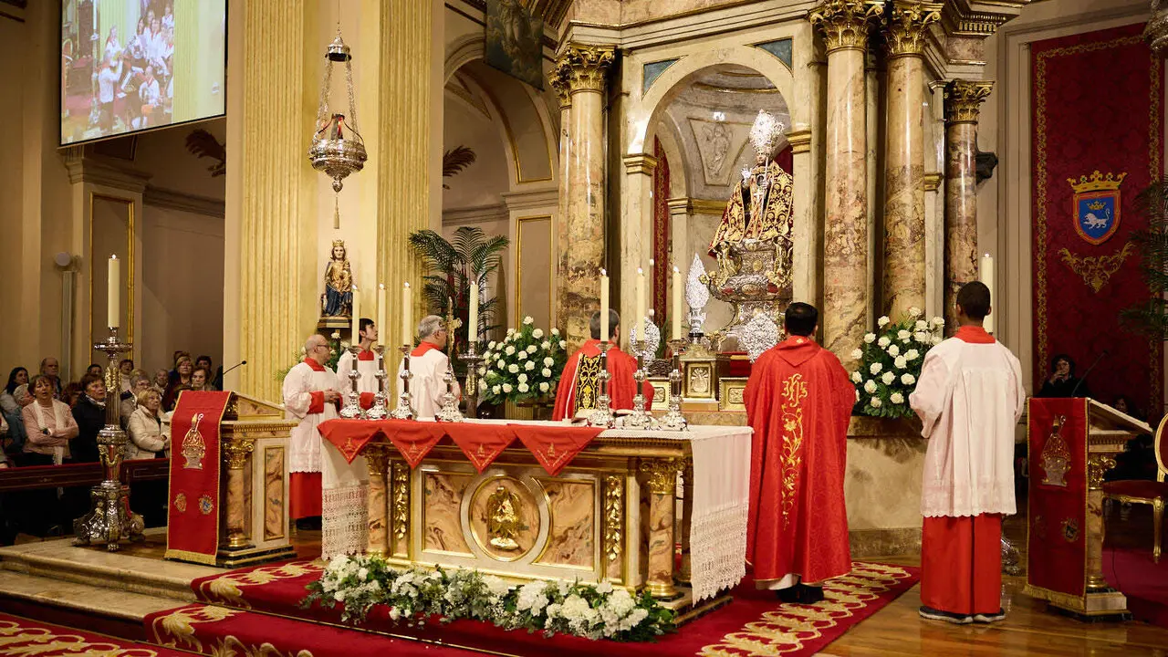 Misa del 5 de mayo en la Capilla de San Ferm&iacute;n de la iglesia de San Lorenzo con motivo del quinto pelda&ntilde;o de la escalera sanferminera de 2026. I&Ntilde;IGO ALZUGARAY
