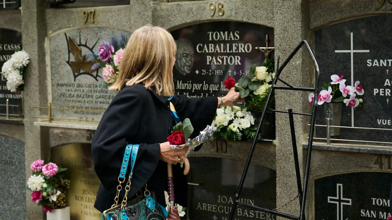 El Ayuntamiento recuerda al concejal de UPN Tom&aacute;s Caballero, asesinado en 1998 por la banda terrorista ETA cuando acud&iacute;a a su trabajo en el Consistorio. PABLO LASAOSA