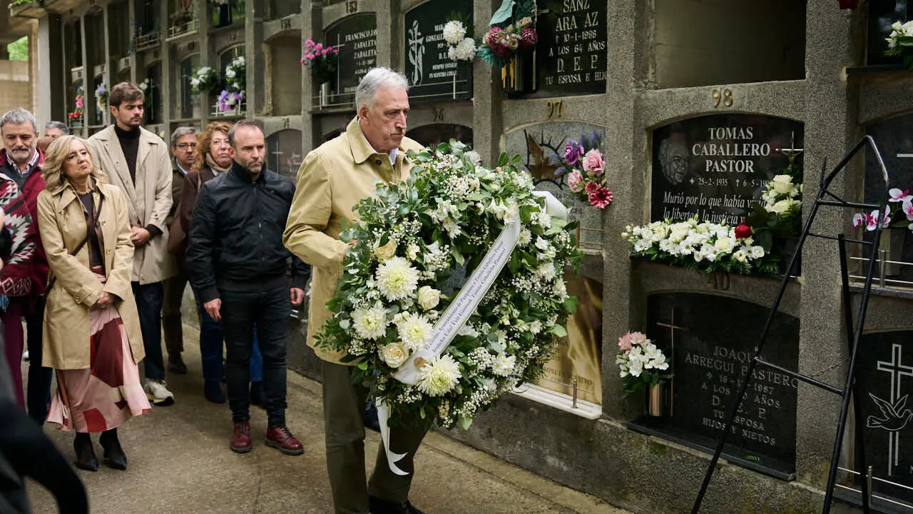 El Ayuntamiento recuerda al concejal de UPN Tom&aacute;s Caballero, asesinado en 1998 por la banda terrorista ETA cuando acud&iacute;a a su trabajo en el Consistorio. PABLO LASAOSA