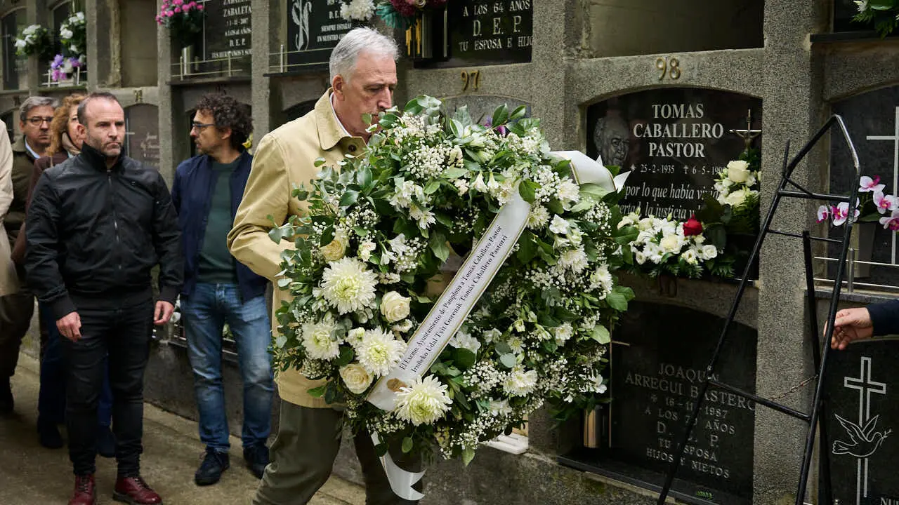 El Ayuntamiento recuerda al concejal de UPN Tom&aacute;s Caballero, asesinado en 1998 por la banda terrorista ETA cuando acud&iacute;a a su trabajo en el Consistorio. PABLO LASAOSA