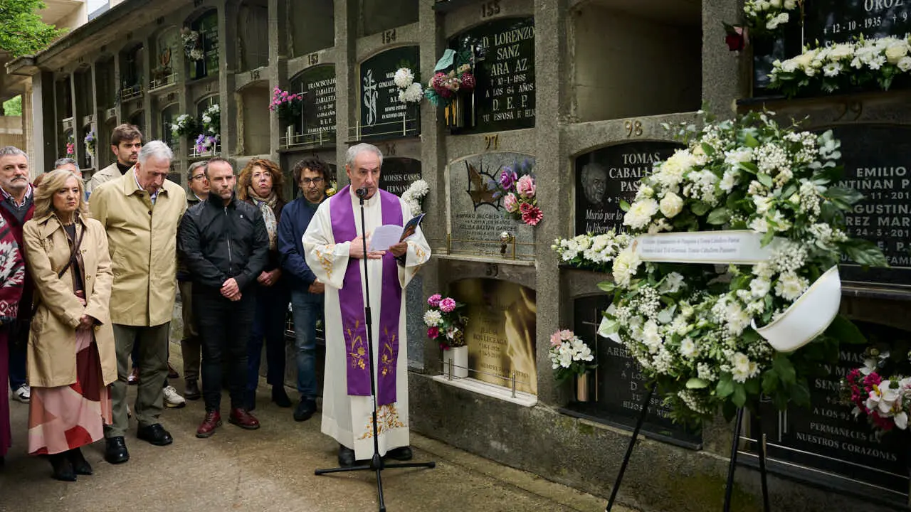 El Ayuntamiento recuerda al concejal de UPN Tom&aacute;s Caballero, asesinado en 1998 por la banda terrorista ETA cuando acud&iacute;a a su trabajo en el Consistorio. PABLO LASAOSA