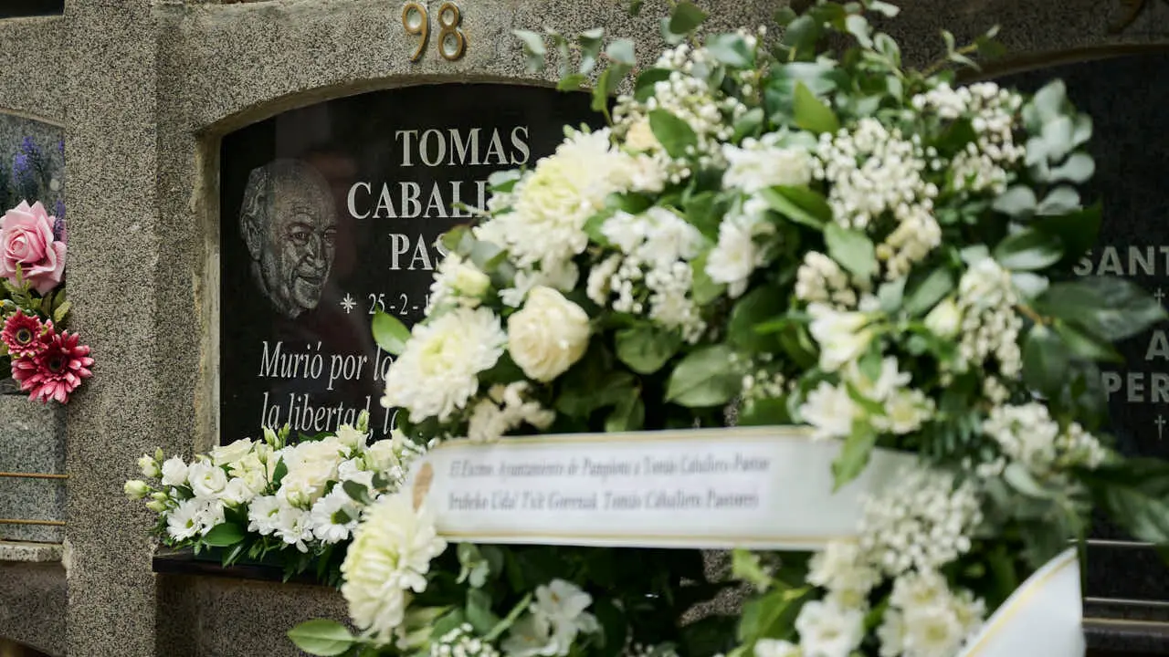 El Ayuntamiento recuerda al concejal de UPN Tom&aacute;s Caballero, asesinado en 1998 por la banda terrorista ETA cuando acud&iacute;a a su trabajo en el Consistorio. PABLO LASAOSA