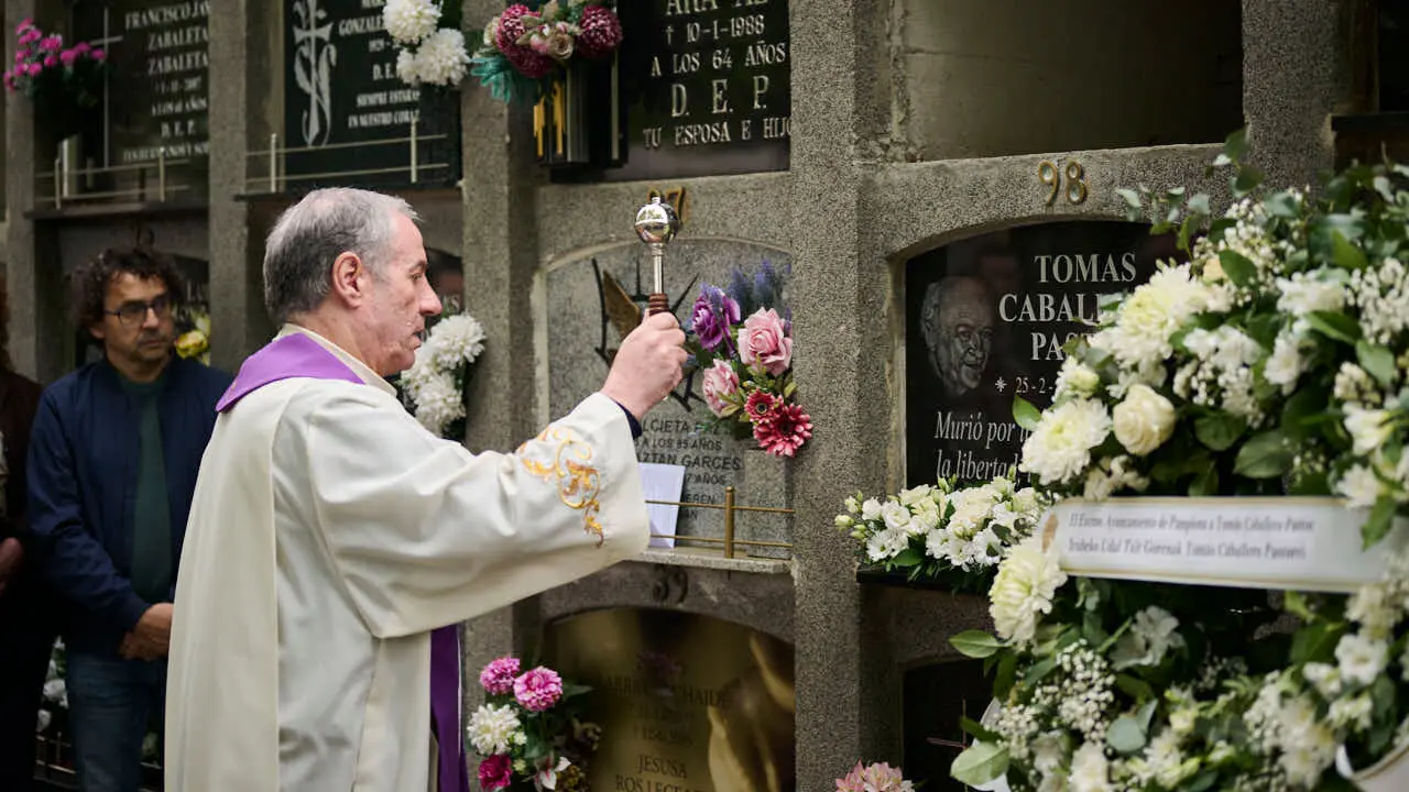 El Ayuntamiento recuerda al concejal de UPN Tom&aacute;s Caballero, asesinado en 1998 por la banda terrorista ETA cuando acud&iacute;a a su trabajo en el Consistorio. PABLO LASAOSA