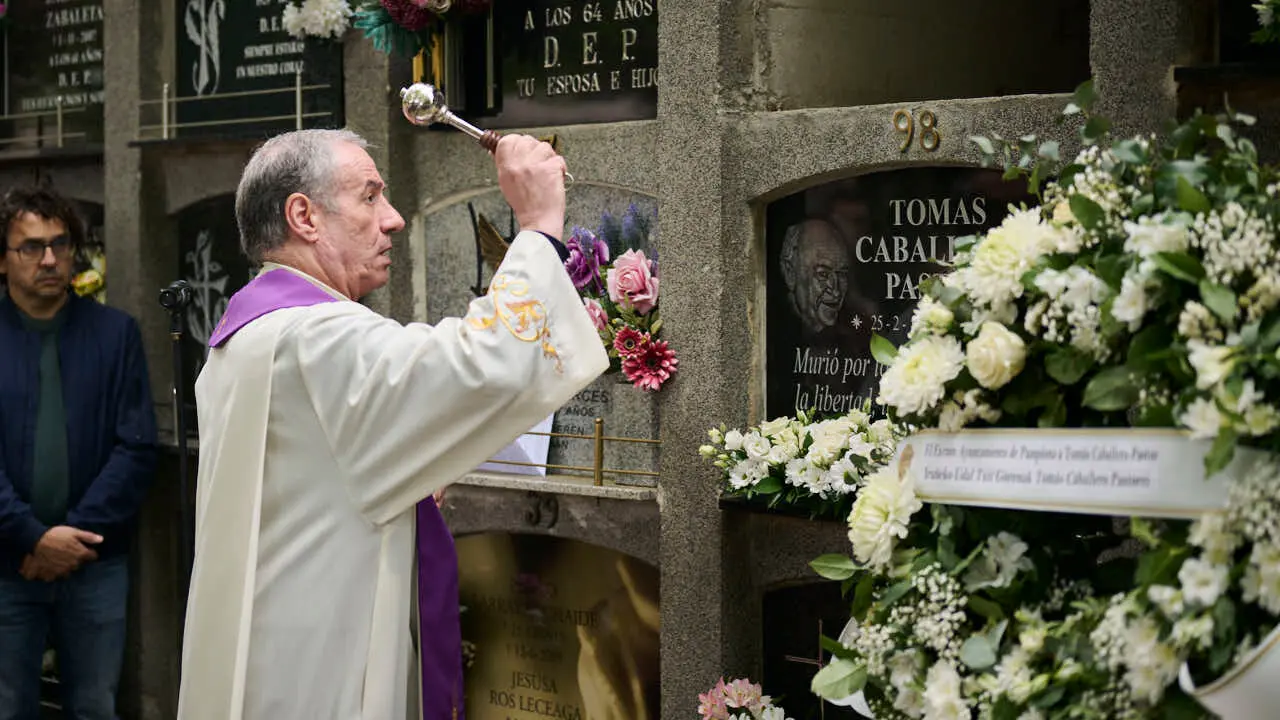 El Ayuntamiento recuerda al concejal de UPN Tom&aacute;s Caballero, asesinado en 1998 por la banda terrorista ETA cuando acud&iacute;a a su trabajo en el Consistorio. PABLO LASAOSA