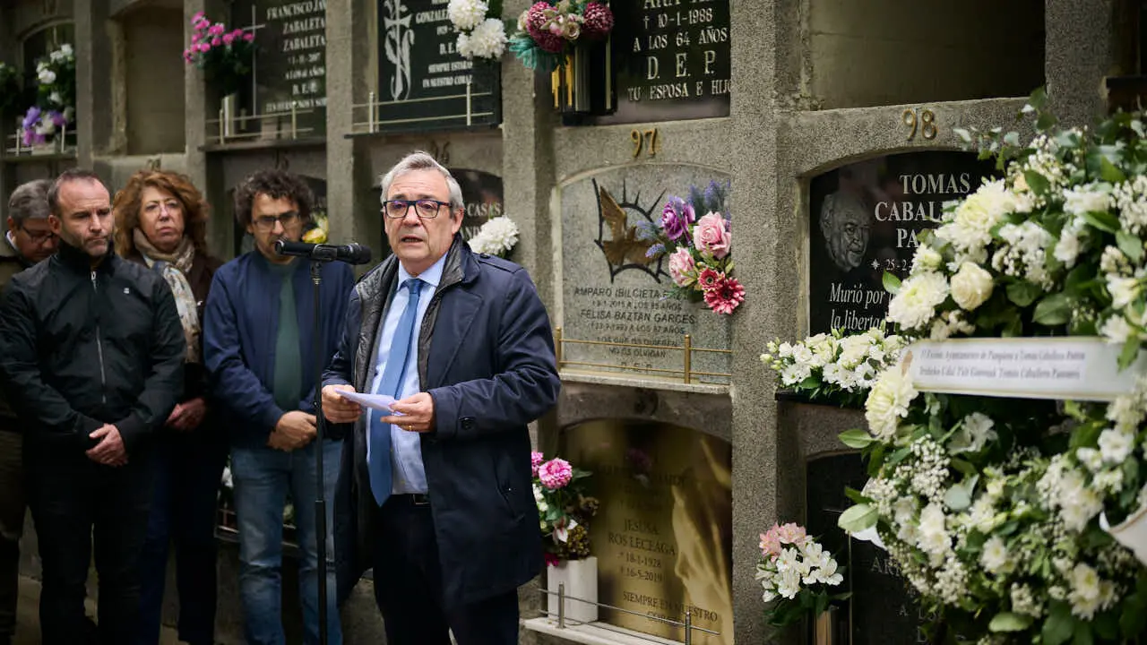 El Ayuntamiento recuerda al concejal de UPN Tom&aacute;s Caballero, asesinado en 1998 por la banda terrorista ETA cuando acud&iacute;a a su trabajo en el Consistorio. PABLO LASAOSA