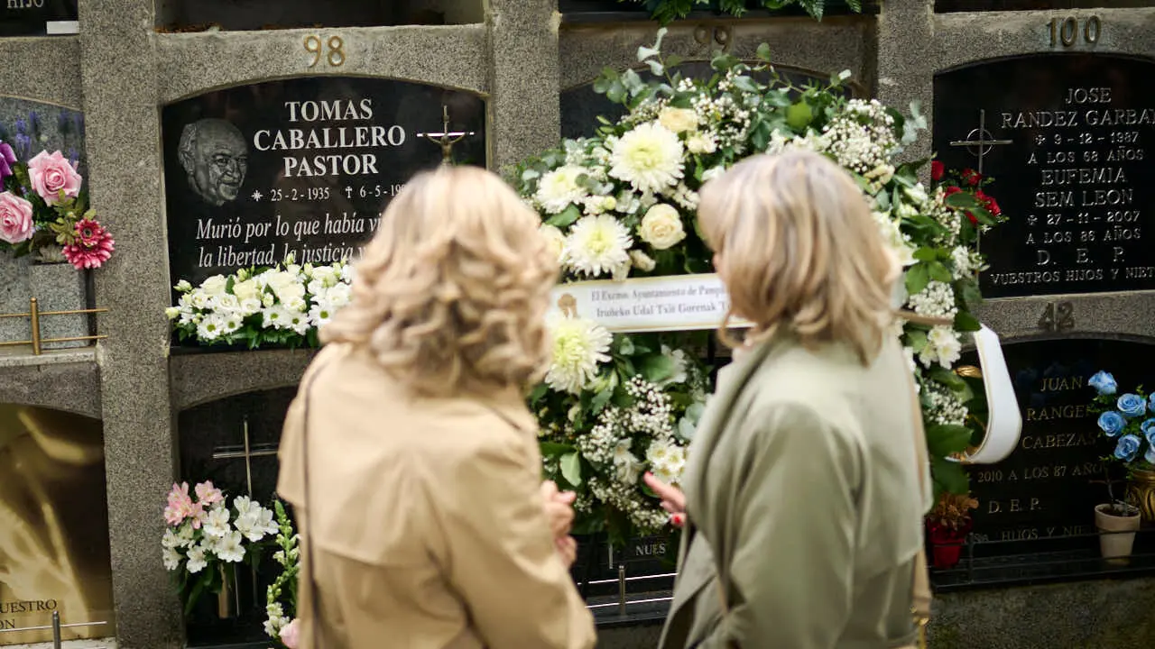El Ayuntamiento recuerda al concejal de UPN Tom&aacute;s Caballero, asesinado en 1998 por la banda terrorista ETA cuando acud&iacute;a a su trabajo en el Consistorio. PABLO LASAOSA
