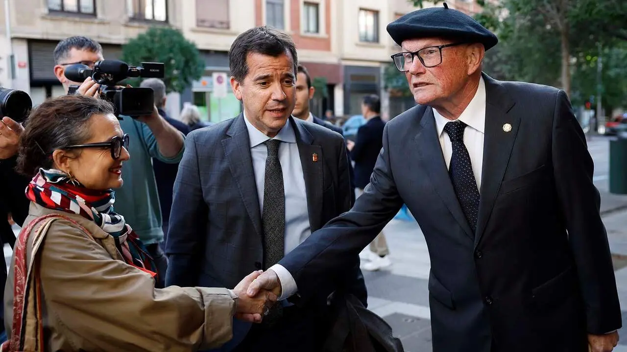 Juan Jos&eacute; Ibarretxe (d) y el Consejero de Industria y de Transici&oacute;n Ecol&oacute;gica y Digital Empresarial Mikel Irujo (c) durante el funeral por Carlos Garaikoetxea esta tarde en la Parroquia de San Francisco en Pamplona. EFE/ Jes&uacute;s Diges
