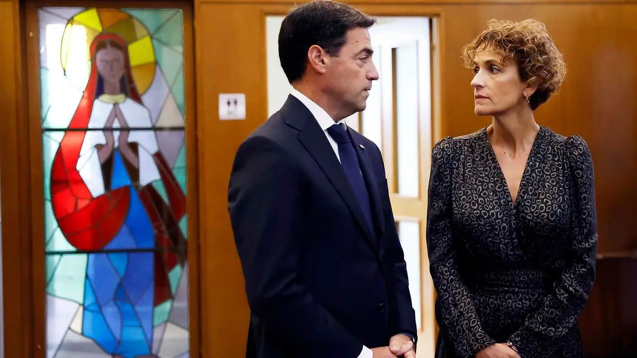 El lehendakari, Imanol Pradales, y la Presidenta de la Comunidad Foral de Navarra Mar&iacute;a Chivite durante el funeral por Carlos Garaikoetxea esta tarde en la Parroquia de San Francisco en Pamplona.EFE/ Jes&uacute;s Diges