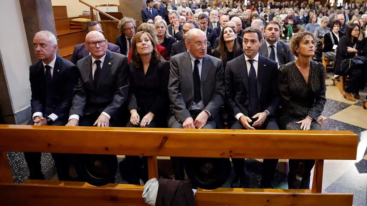 El lehendakari, Imanol Pradales, y la Presidenta de la Comunidad Foral de Navarra Mar&iacute;a Chivite junto a (izda-dcha), I&ntilde;igo Urkullu, Juan Jos&eacute; Ibarretxe, Uxue Barkos y Juan Cruz Alli, durante el funeral por Carlos Garaikoetxea esta tarde en la Parroquia de San Francisco en Pamplona. EFE/ Jes&uacute;s Diges