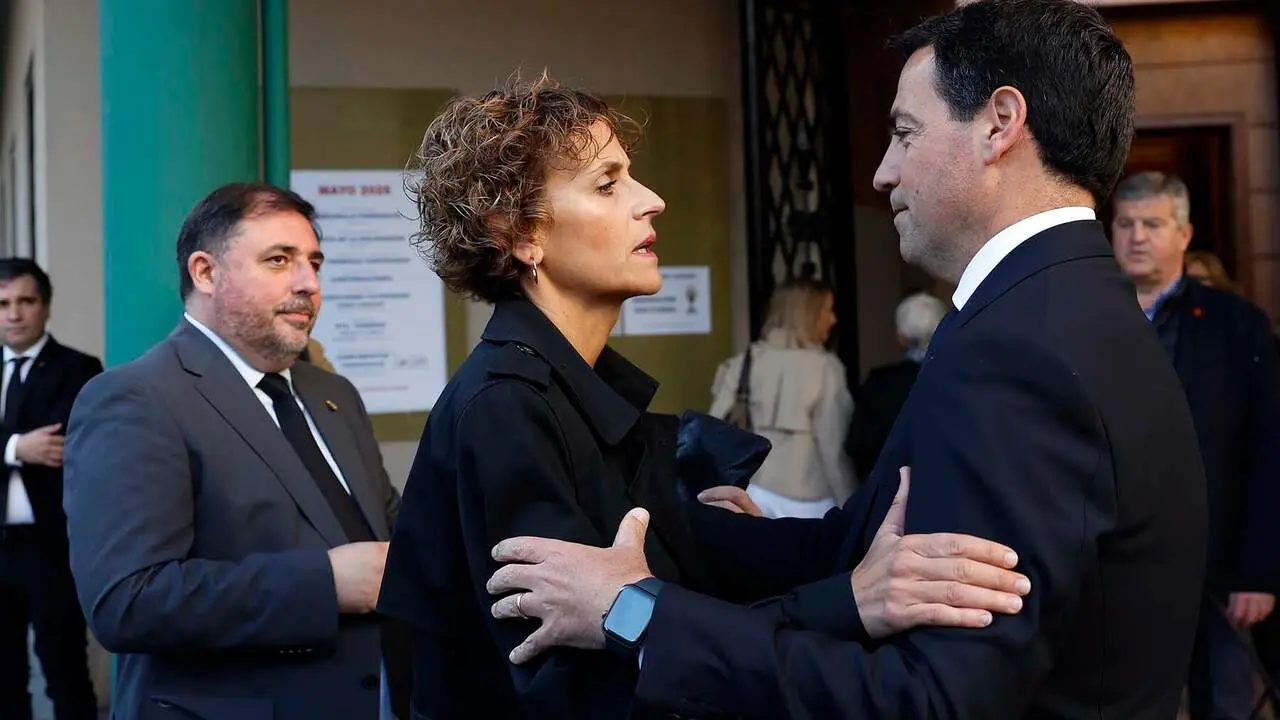 El lehendakari, Imanol Pradales, y la Presidenta de la Comunidad Foral de Navarra Mar&iacute;a Chivite durante el funeral por Carlos Garaikoetxea esta tarde en la Parroquia de San Francisco en Pamplona.EFE/ Jes&uacute;s Diges