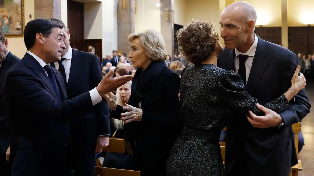 El lehendakari, Imanol Pradales, y la Presidenta de la Comunidad Foral de Navarra Mar&iacute;a Chivite arropan a Sagrario Mina, viuda de Carlos Garaikoetxea durante el funeral por Carlos Garaikoetxea esta tarde en la Parroquia de San Francisco en Pamplona.EFE/ Jes&uacute;s Diges