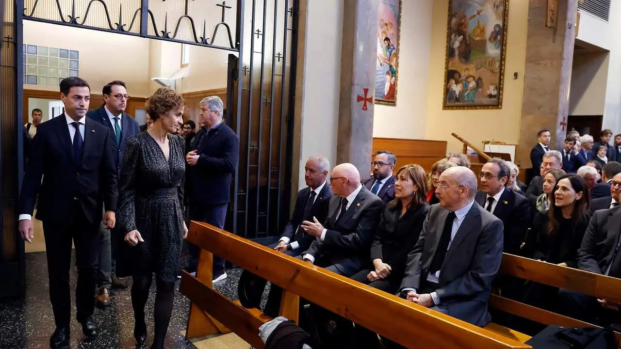 El lehendakari, Imanol Pradales, y la Presidenta de la Comunidad Foral de Navarra Mar&iacute;a Chivite junto a (izda-dcha), I&ntilde;igo Urkullu, Juan Jos&eacute; Ibarretxe, Uxue Barkos y Juan Cruz Alli, durante el funeral por Carlos Garaikoetxea esta tarde en la Parroquia de San Francisco en Pamplona. EFE/ Jes&uacute;s Diges