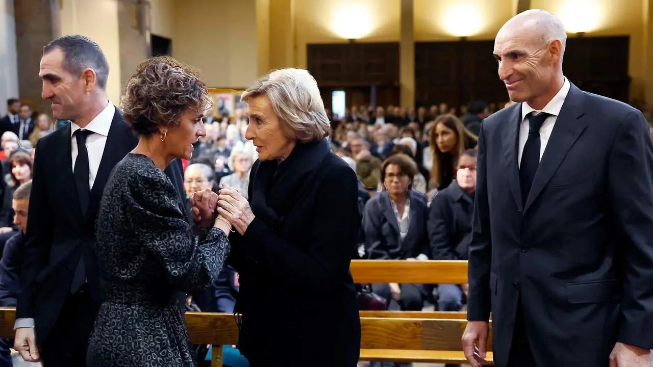 La Presidenta de la Comunidad Foral de Navarra Mar&iacute;a Chivite arropa a Sagrario Mina, viuda de Carlos Garaikoetxea durante el funeral por Carlos Garaikoetxea esta tarde en la Parroquia de San Francisco en Pamplona.EFE/ Jes&uacute;s Diges