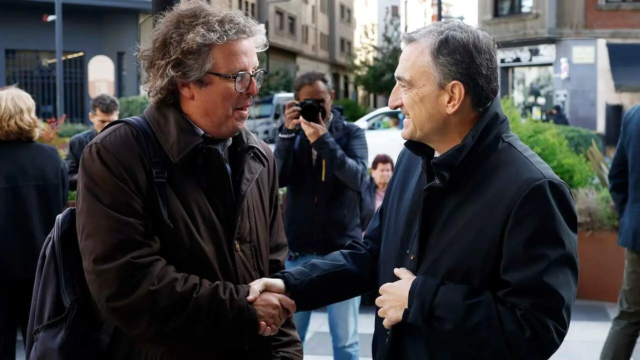 El presidente del PNV Aitor Esteban (d) durante el funeral por Carlos Garaikoetxea esta tarde en la Parroquia de San Francisco en Pamplona.EFE/ Jes&uacute;s Diges
