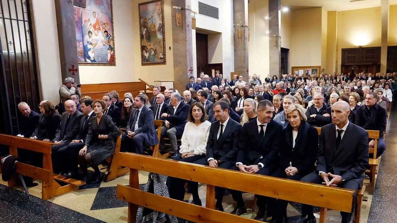 El lehendakari, Imanol Pradales, y la Presidenta de la Comunidad Foral de Navarra Mar&iacute;a Chivite junto a (izda-dcha), I&ntilde;igo Urkullu, Juan Jos&eacute; Ibarretxe, Uxue Barkos y Juan Cruz Alli, y familiares de Carlos Garaikoetxea con su viuda Sagrario Mina (2d), durante el funeral esta tarde en la Parroquia de San Francisco en Pamplona. EFE/ Jes&uacute;s Diges