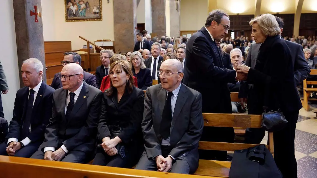 El presidente del Parlamento de Catalu&ntilde;a Josep Rull arropa a Sagrario Mina (d), viuda de Carlos Garaikoetxea durante el funeral por Carlos Garaikoetxea esta tarde en la Parroquia de San Francisco en Pamplona. Sentados en el banco de izda-dcha, I&ntilde;igo Urkullu, Juan Jos&eacute; Ibarretxe, Uxue Barkos y Juan Cruz Alli. EFE/ Jes&uacute;s Diges