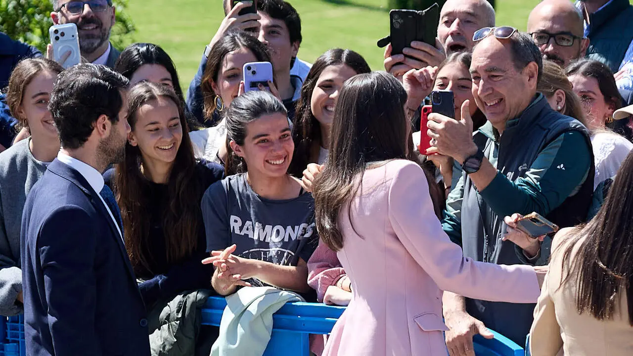 La Reina Letizia visita Pamplona para presidir el acto de conmemoraci&oacute;n del D&iacute;a Mundial de la Cruz Roja y de la Media Luna Roja, en el Museo Universidad de Navarra. I&Ntilde;IGO ALZUGARAY