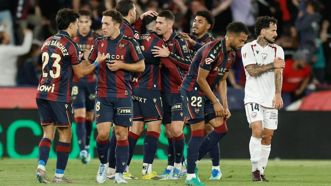 Los jugadores del Levante celebran un gol de V&iacute;ctor Garc&iacute;a Raja durante el partido correspondiente a la jornada 35 de LaLiga EA disputado este viernes entre el Levante UD y el CA Osasuna en el estadio Ciudad de Valencia. EFE/ Kai Forsterling.