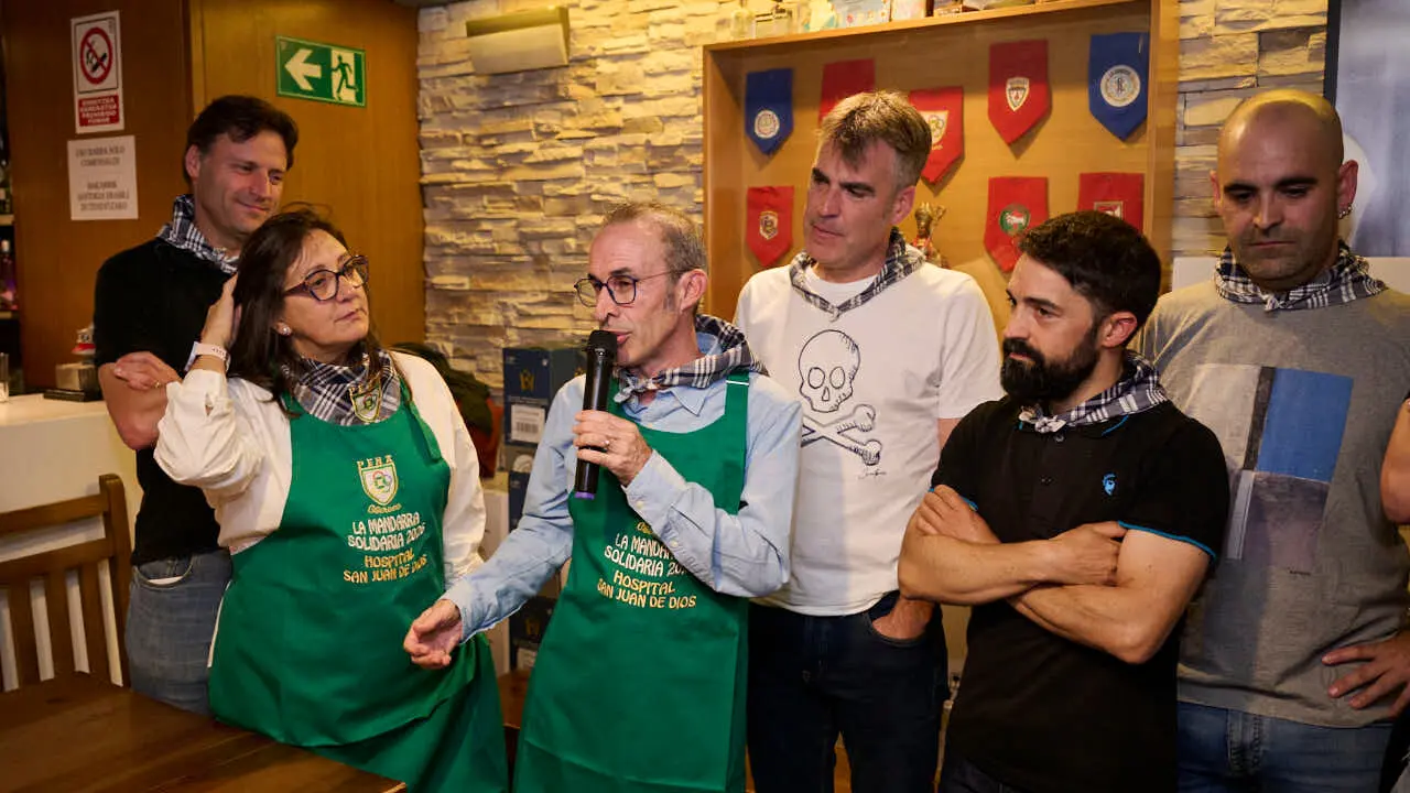 Entrega de la Mandarra solidaria de Oberena al Hospital San Juan de Dios. PABLO LASAOSA