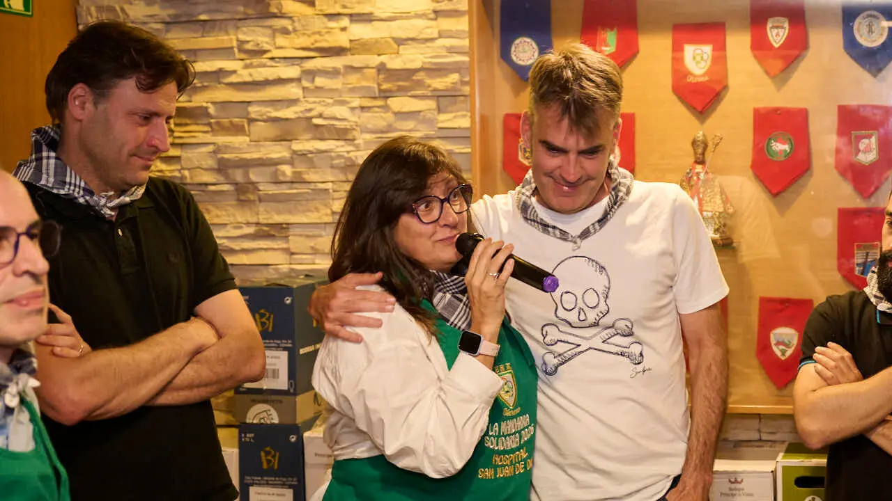 Entrega de la Mandarra solidaria de Oberena al Hospital San Juan de Dios. PABLO LASAOSA