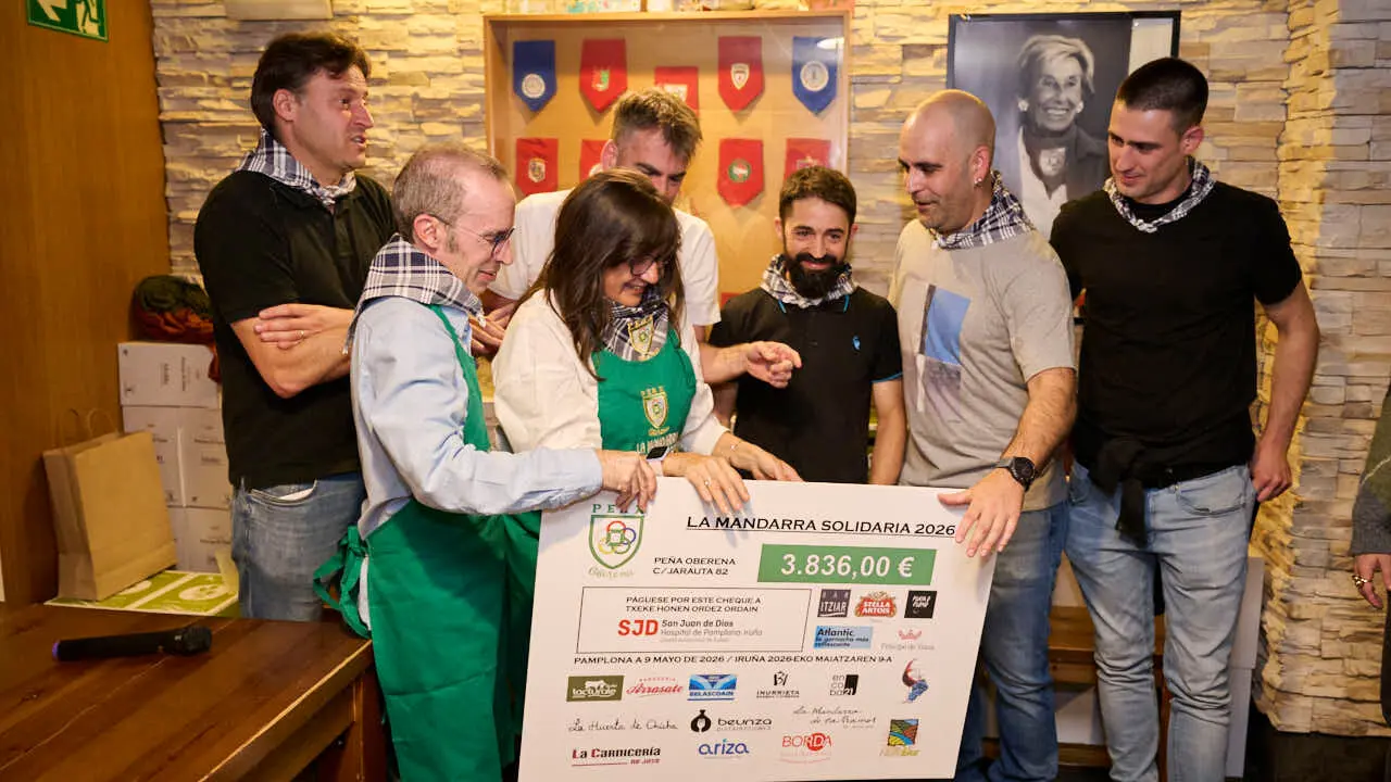 Entrega de la Mandarra solidaria de Oberena al Hospital San Juan de Dios. PABLO LASAOSA