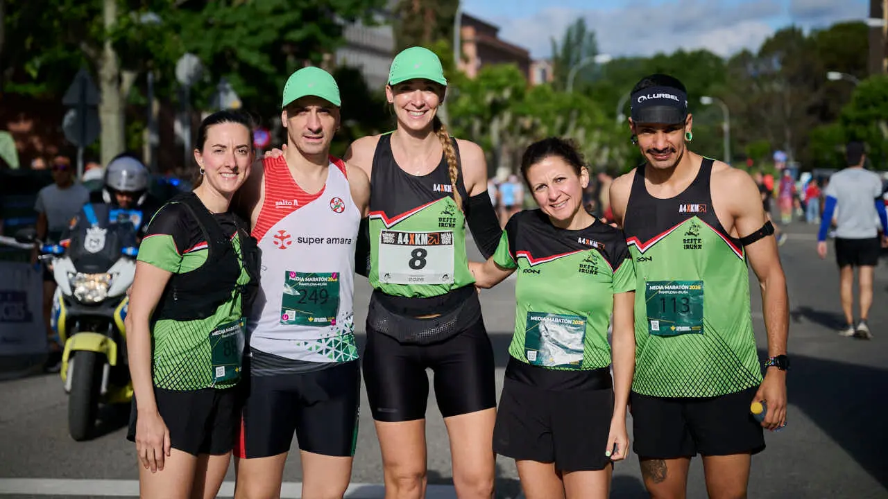 Miles de personas corren en la Media marat&oacute;n de Pamplona. PABLO LASAOSA