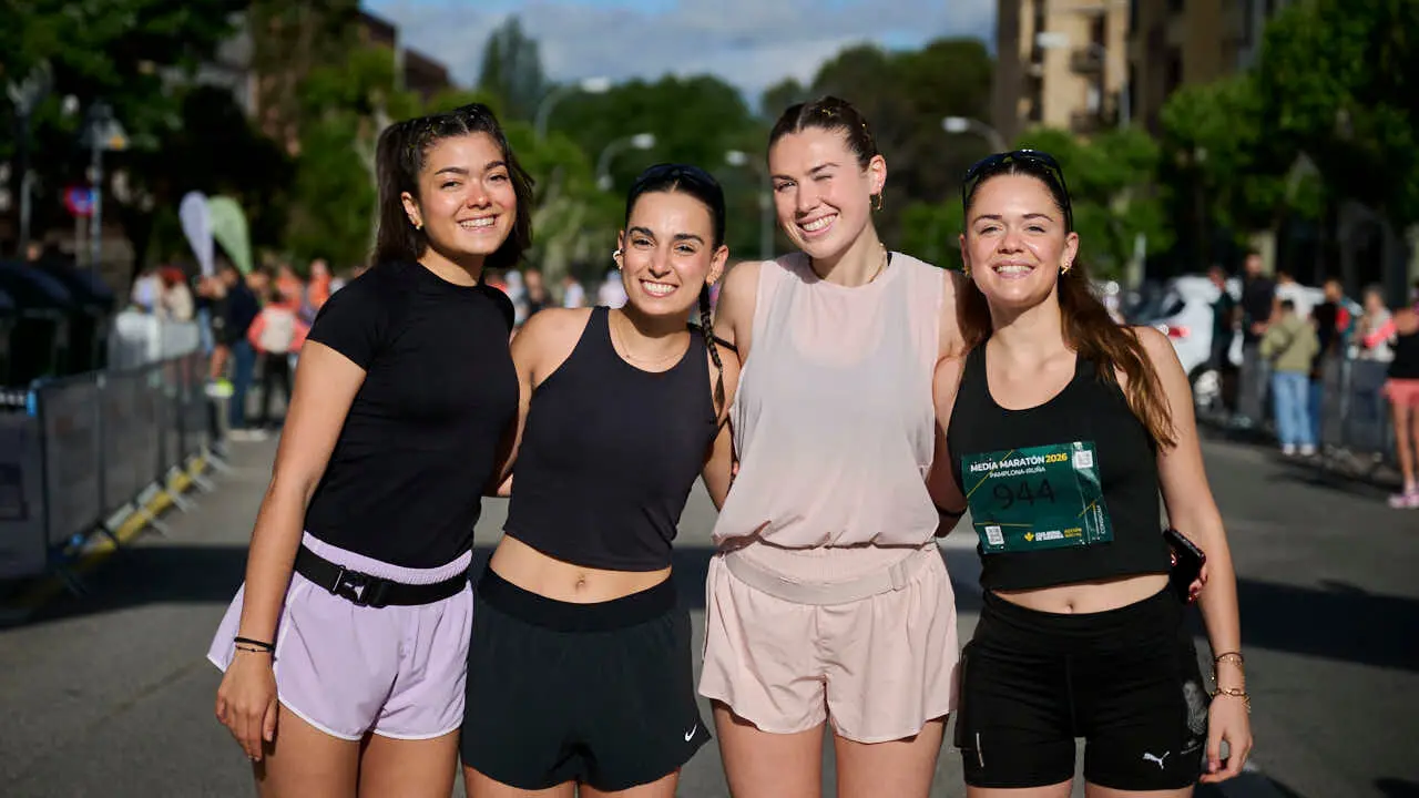 Miles de personas corren en la Media marat&oacute;n de Pamplona. PABLO LASAOSA