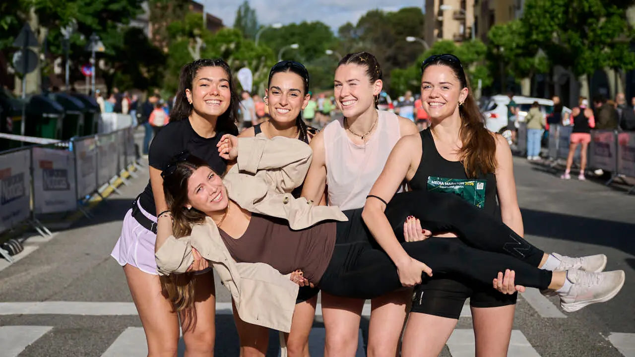 Miles de personas corren en la Media marat&oacute;n de Pamplona. PABLO LASAOSA